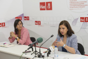 Ana Sánchez observa a Esther Peña en un momento de la comparecencia de ayer en Burgos. ISRAEL L. MURILLO