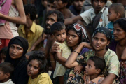 Inmigrantes Rohingya en una embarcación frente a las costas de Tailandia.-Foto: AFP / CHRISTOPHE ARCHAMBAULT