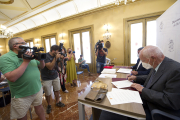 César Rico e Ignacio Gil de la Cuesta firman el acuerdo de cesión.  ISRAEL L. MURILLO