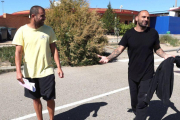 Los exfutbolistas Carlos Aranda y Raúl Bravo, el 31 de mayo, al abandonar la cárcel de Zuera después de pagar la fianza.-EFE / JAVIER CEBOLLADA