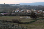 La nueva alternativa de Fomento prevé la instalación de la vía férrea a tan solo 200 metros del cementerio de Rojas.-G. G.