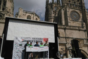 Representantes de Síndrome de Down y Alzheimer Burgos reciben los cheques con la cantidad reunida en la III Carrera Popular Solidaria Bridgestone.-ECB