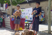 Los alumnos con tres de los animales que esperan adopción en Hope Time: Piku, Menta y Cody.-ECB