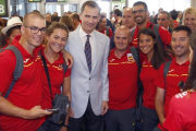 El Rey Felipe se fortografía junto a varios miembros del equipo olímpico, al que ha despedido este viernes en el aeropuerto de Barajas.-EFE / J J GUILLÉN