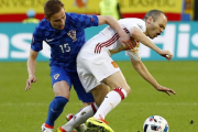 Iniesta, entrado en falta por Rog, en el partido ante Croacia.-REUTERS / MICHAEL DALDER