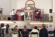 El alcalde de Fresno de Río Tirón cortó la cinta inaugural del nuevo centro.-G. González