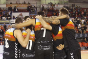 Los jugadores del San Pablo celebran su triunfo en Manresa.-ACB PHOTO / J. ALBERCH