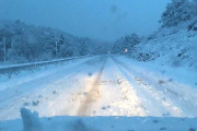 La carretera que conecta Regumiel y Duruelo de la Sierra ofrecía este aspecto a primera hora de la mañana.-ECB