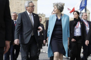 El presidente de la Comisión Europea, Jean-Claude Juncker, y la primera ministra británica, Theresa May, en La Valeta (Malta).-