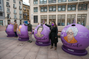 Los ediles de Medio Ambiente, Josué Temiño, y la concejala de Mujer y equidad de género, Estrella Paredes, en la presentación de una campaña solidaria de reciclado de vidrio 'Mujeres con eco'. TOMÁS ALONSO