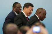 El presidente de China, Xi Jinping, entre los presidente de Sudáfrica, Cyril Ramaphosa, y del Senegal, Macky Sall, durante la cumbre China-África celebrada en Pekín el pasado 4 de septiembre.-LINTAO ZHANG (REUTERS)