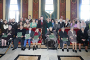 Foto de familia de los centenarios con el alcalde y la concejal de Servicios Sociales, Ana Lopidana.-RAÚL G. OCHOA
