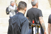 Imagen de un camarero en una terraza de la capital.-ISRAEL L. MURILLO