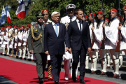 Macron, junto a Pavlopoulos, durante la ceremonia de bienvenida en Atenas-EFE / ALEXANDROS VLACHOS