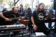 El grupo burgalés Silench Crew realizó uno de los acústicos de la mañana, seguido desde dentro y desde fuera.-Raúl Ochoa