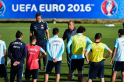 Terim charla con sus jugadores en un entrenamiento de la selección de Turquía.-AFP / BULENT KILIC