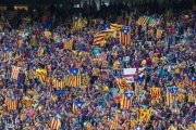 Estelades en un partido del Barça-JORDI COTRINA