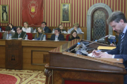Javier Lacalle presidiendo un Pleno y al fondo los concejales del grupo popular.-RAÚL G. OCHOA