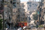 Un camión de bomberos en medio de un paisaje de destrucción en Deir Ezzor, en septiembre del 2013.-AFP / AHMAD ABOUD
