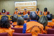 Las trabajadoras sociales del Ayuntamiento de Burgos durante una de las convocatorias del pasado abril. SANTI OTERO