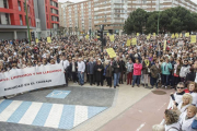 Los manifestantes escuchan la lectura del manifiesto frente a la Junta de Castilla y León.-SANTI OTERO