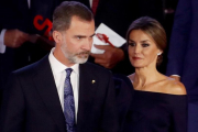 Los reyes, durante la celebración del 50º aniversario del diario deportivo As.-/ EFE / JUANJO MARTIN
