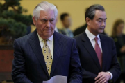 El ministro de Exteriores chino, Wang Yi, y el secretario de Estado Rex Tillerson.-REUTERS / LINTAO ZHANG