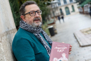 El escritor burgalés Carlos de la Sierra con un ejemplar de su último libro, 'Amaranto y gris', en el paseo del Espolón. SANTI OTERO