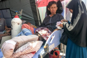 Una mujer atiende a su marido, herido en el terremoto de Lombok, en el hospital de Mataram.  /-KIKI SIREGAR (AFP)