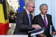 El primer ministro belga, Charles Michel (izquierda), y el ministro belga de Asuntos Exteriores, Didier Reynders, comparecen en una rueda de prensa.-STEPHANIE LECOCQ / EFE