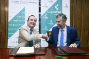 Ramón Sobremonte y Manuel Pérez Mateos, en el momento de la firma del convenio.-RAÚL G. OCHOA