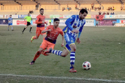 Andrés del Olmo supera a Portal en una acción durante el encuentro de ayer en El Montecillo.-@ARANDINACF