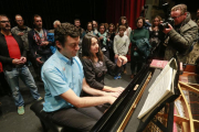 Javier Castro y Yolanda Alonso interpretaron a Mozart y Brahms sobre el escenario del Teatro Principal con el público a escasos centímetros.-Raúl Ochoa