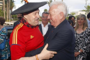Manolo el del bombo se abraza al ministro Margallo.-/ EFE / MORELL