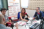 La alcaldesa y el director de la oficina de promoción durante la grabación del programa en los estudios centrales.-