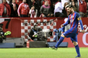 Messi patea con rabia su bota rota.-EFE