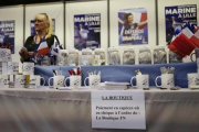 Un puesto de venta de productos del Frente Nacional en el edificio donde se ha celebrado el congreso en Lille.-EFE / THIBAULT VANDERMERSCH