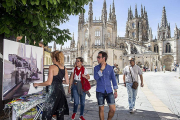 Turistas y burgaleses disfrutaron en directo de las obras pintadas por los participantes.-SANTI OTERO