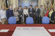 El alcalde y miembros del equipo de Gobierno, junto a integrantes de la asociación del polígono de Gamonal.-ISRAEL L. MURILLO