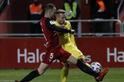 Odei disputa un balón con un jugador del Villarreal. Santi Otero