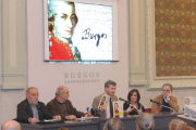 Jesús Domingo, Fernando Arnaiz, Lacalle, Eva Peláez (pareja de Yagüe) y Pérez Manrique (gerente del IMC), ayer durante la presentación del volumen en la Sala Polisón.-Israel L. Murillo