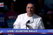 José Andrés, estrella en un mítin de Clinton en Florida.-EL PERIÓDICO
