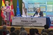 La ministra junto al director del curso Prensa y Poder de la Ciudad de la Educación San Gabriel, Graciano Palomo.-ICAL
