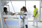 Un paciente es atendido por varios profesionales sanitarios en Burgos.-SANTI OTERO