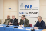 Los presidentes de FAE y Fundación Atapuerca, Miguel Ángel Benavente y Antonio Méndez Pozo, respectivamente, firman el convenio acompañados por los vicepresidentes de la Fundación Atapuerca, Eudald Carbonell (I), y José María Bermudez de Castro (D)-Ical