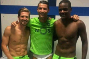 Cristiano Ronaldo posa junto a Adrien Silva y William Carvalho tras la victoria del Real Madrid ante el Sporting de Portugal.-@Sporting_CP