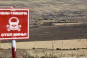 Una señal avisa de la existencia de minas en un área próxima a Fizuli, una ciudad azerí destruida por los armenios durante la guerra.-ADRIÀ ROCHA