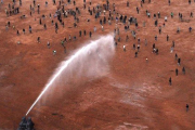 Imagen tomada durante el desalojo con cañones de agua del campamento de Ggdeim Izik, en el 2010.-AFP