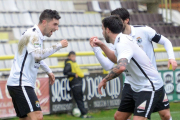 Carlos Ramos, Adrián y Andrés celebran el segundo gol del Burgos CF en la tarde de ayer.-ISRAEL L. MURILLO