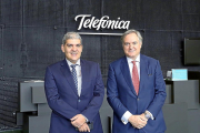 Antonio Ferreras, director del centro de I+D,  y Adrián García Nevado, director general del territorio centro de Telefónica.-ICAL